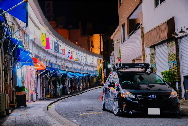 プリウスαのちょうど良い車高・10月も宜しくお願いします・横浜・飲み屋街・ルーフキャリアに関するカスタム事例の投稿画像1枚目