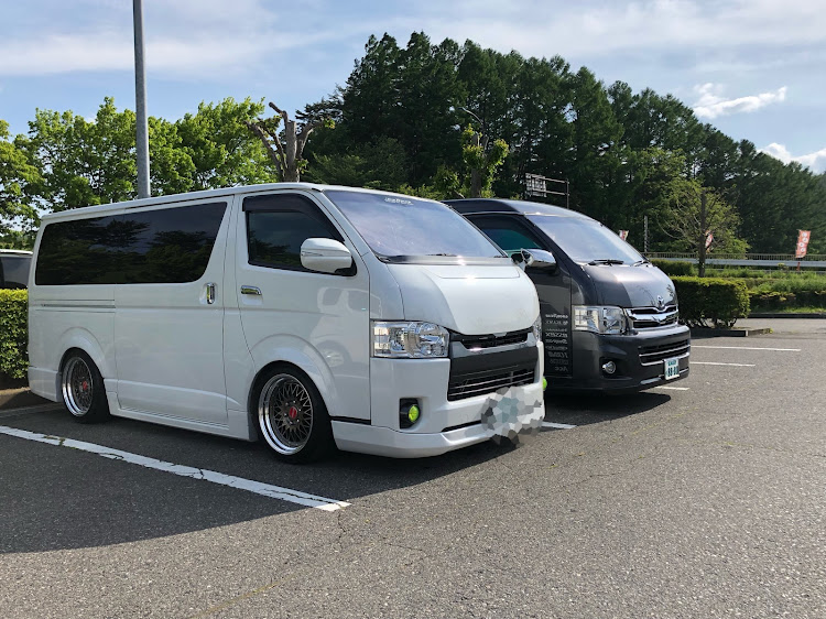 ハイエースバンのLOW-ACE・コラボ・世の中狭し・ラグーナよろしくお願いしますに関するカスタム事例の投稿画像2枚目