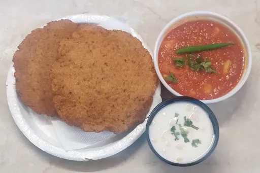 2 Bedmi Poori With Aloo Ki Sabzi And Dahi Raita