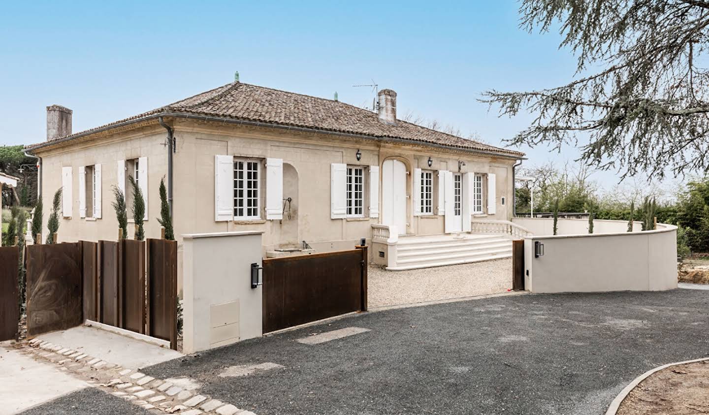 House with pool and terrace Bordeaux