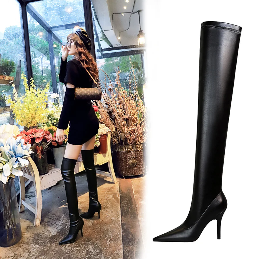 Stivali skinny sopra il ginocchio, tacco alto e sottile, punta affilata, perfetti per pedicure, per gambe slanciate ed un look chic.
