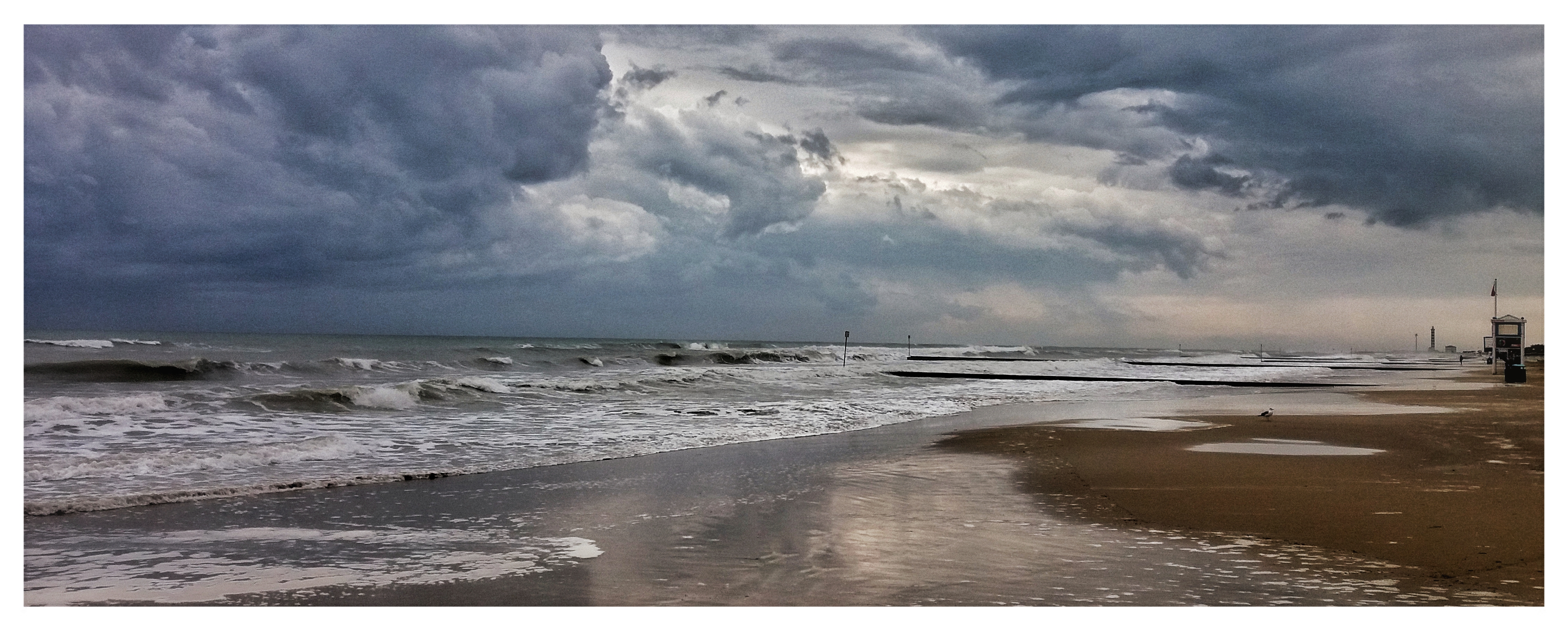 Quando le nuvole si alleano con il mare  di alessandro_bello