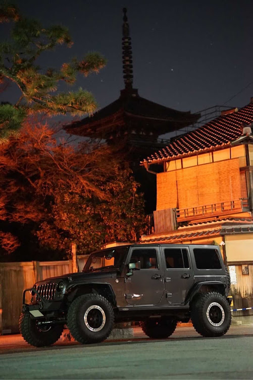 ラングラーアンリミテッドのJKラングラー・ラングラー アンリミテッド・Jeep ラングラー・京都夜撮影・グラディエーターが欲しいに関するカスタム事例の投稿画像1枚目