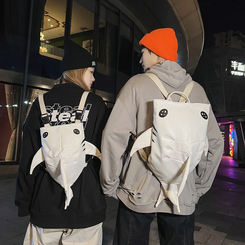 Sac à dos requin personnalisé de mode féminine. Transportez vos affaires avec style et originalité. Idéal pour un usage quotidien.