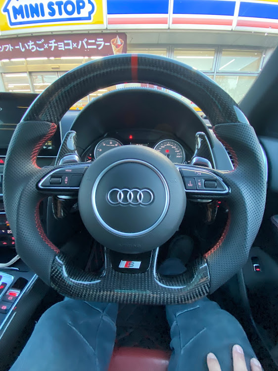 S Q5のアウディ好きな人と繋がりたい・カーボンステアリング・今年初カスタム・ステアリング交換・DIYに関するカスタム事例の投稿画像5枚目