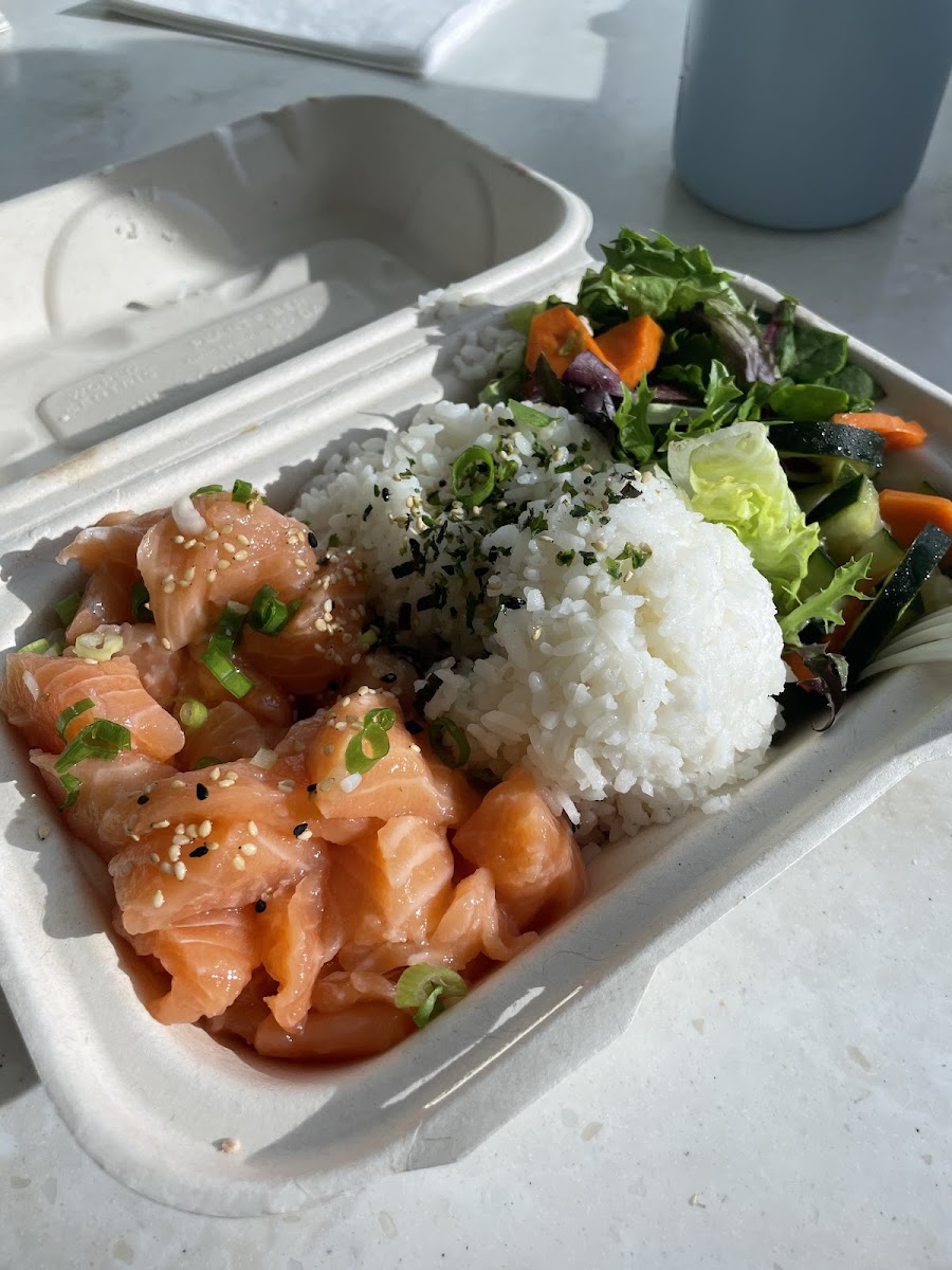 Poke bowl with salmon