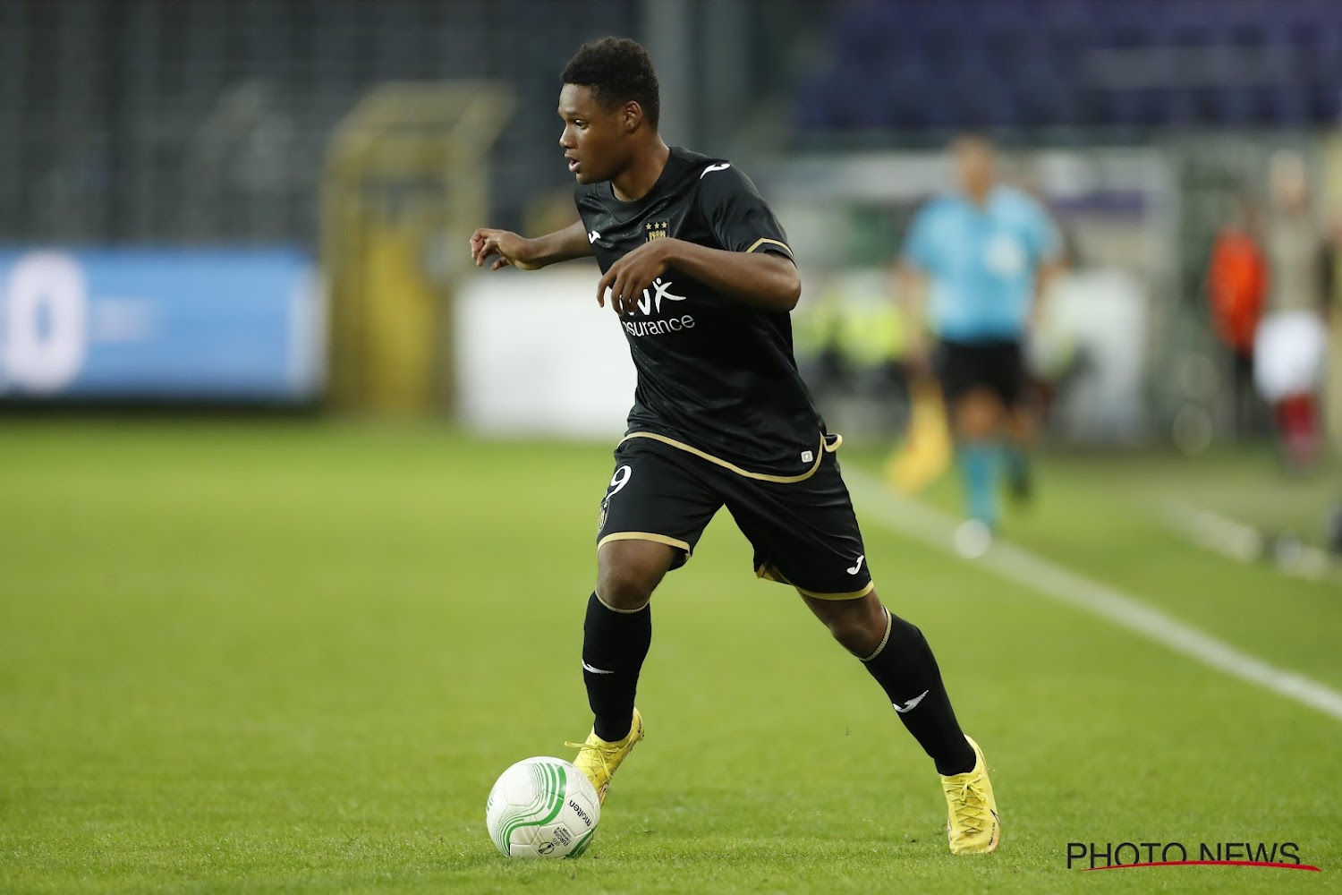 Anderlecht's Francis Amuzu and OHL's Kamal Sowah fight for the