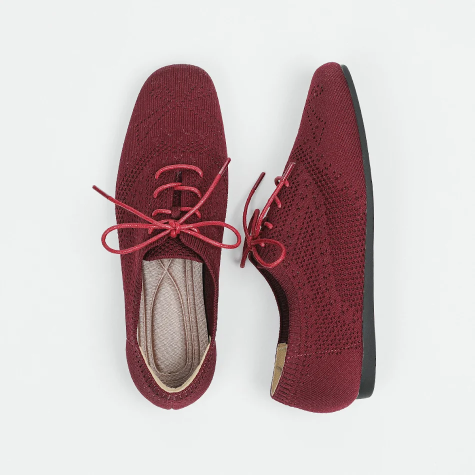 Scarpe oversize Flyknit brogue con lacci e punta quadrata per il tempo libero. Comode ed eleganti, con design 