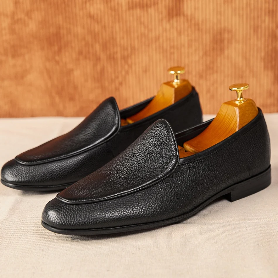 Chaussures en cuir business casual d'été. Confort et style pour le travail estival. Idéales pour un look professionnel décontracté et aéré.