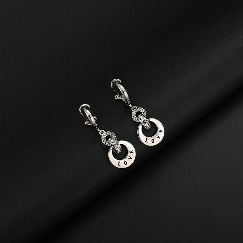 Title 6, Elegante conjunto de collar y pendientes con in...