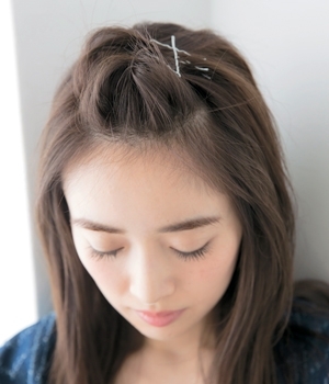 前髪を上げるアレンジ くるりんぱにピン使いのポンパ 女子力急上昇な前髪の上げ方 Trill トリル