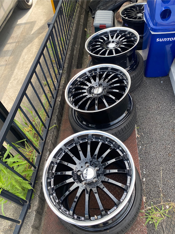 LSのLS460・USF40・Carlsson・カールソン 1/16・21インチに関するカスタム事例の投稿画像3枚目