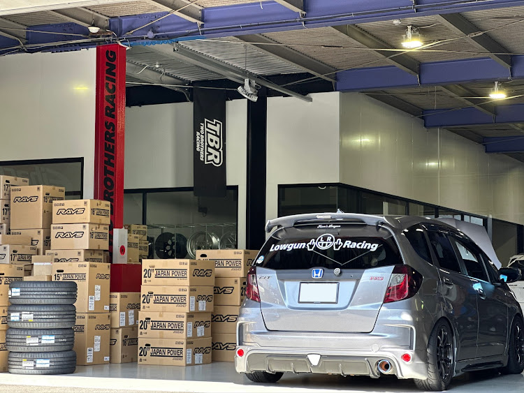 フィットのローガン・タイヤへのこだわり・エアクリフィルター交換・仲良しですが何か？・ご近所レーシングに関するカスタム事例の投稿画像5枚目