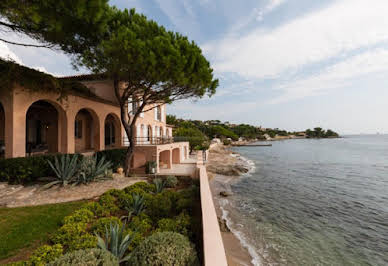 Seaside villa with garden and terrace 3