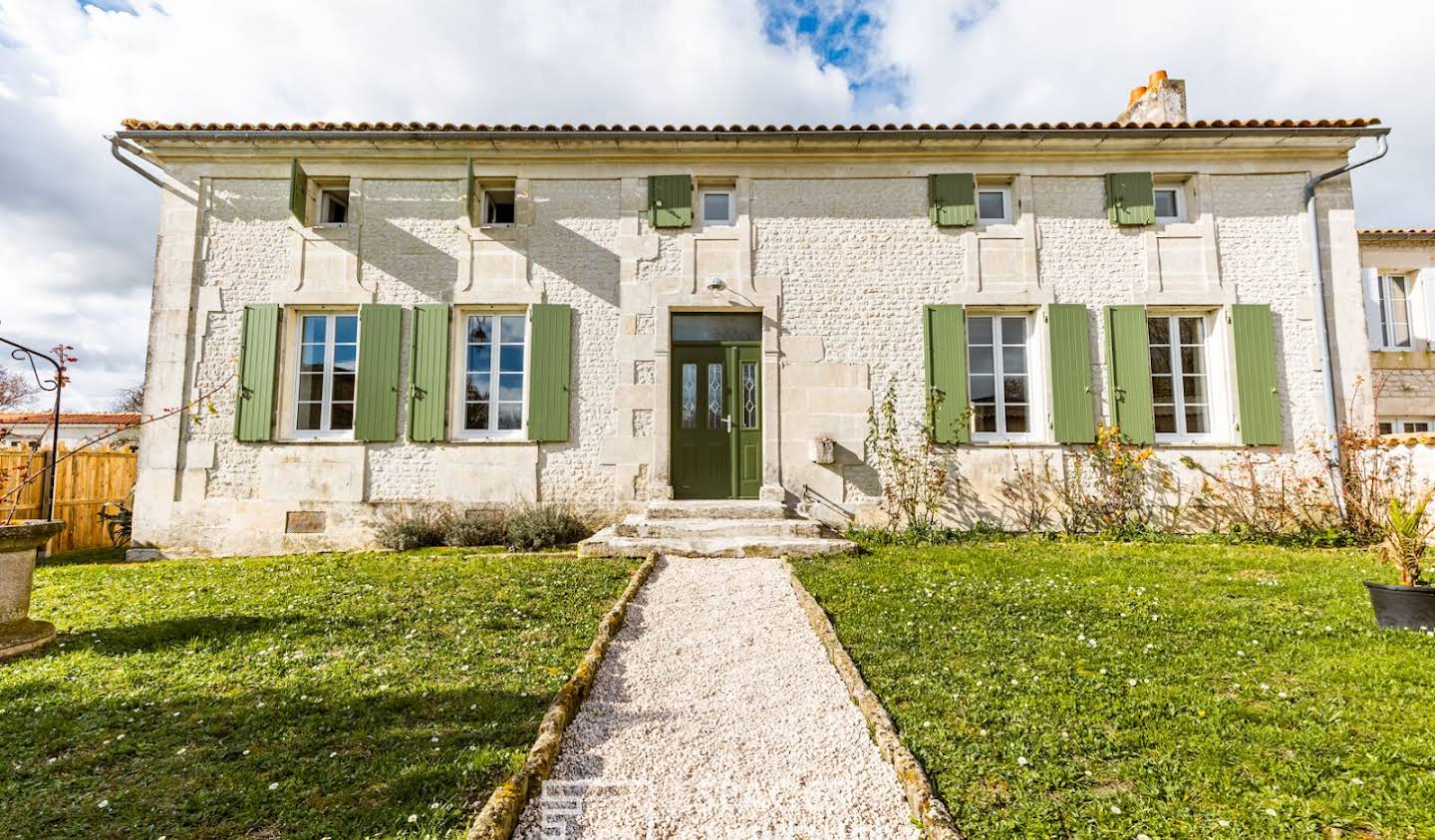 House with pool and terrace Pons