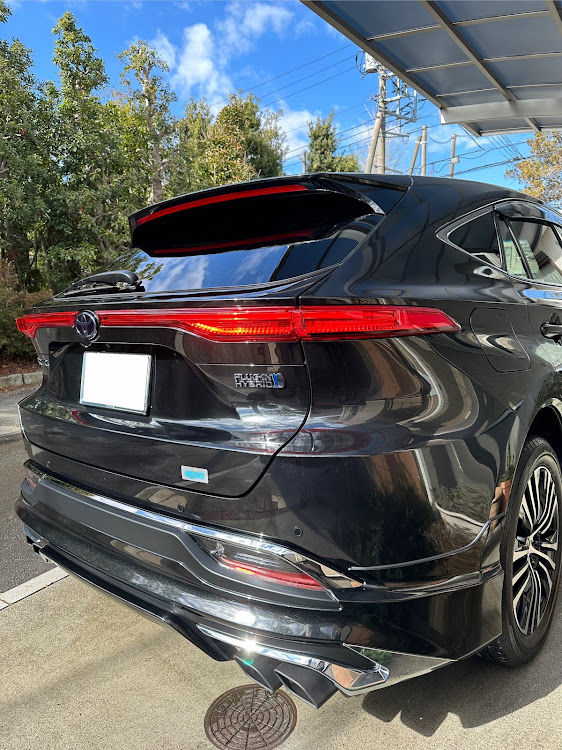 ハリアーのハリアーPHEV・GRバックドアスポイラーに関するカスタム事例の投稿画像1枚目