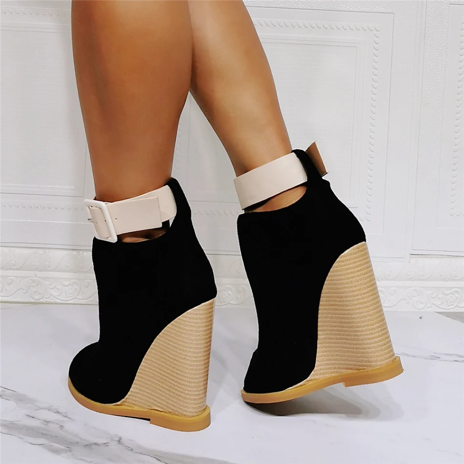 Sandales à talons compensés sexy avec lanières romaines, idéales pour femmes. Confortables et élégantes pour toutes occasions.