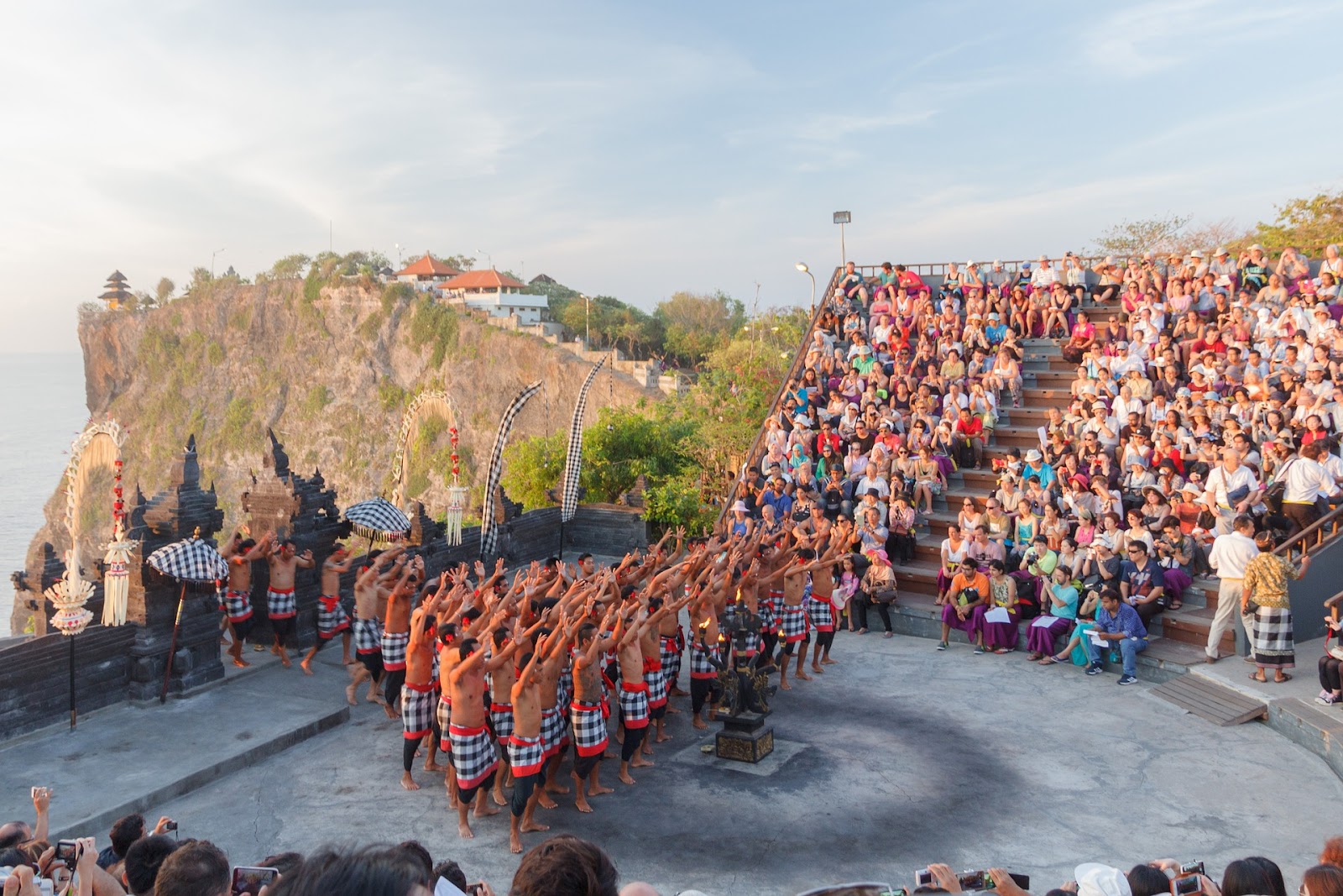 tari kecak bali - tarian adat bali