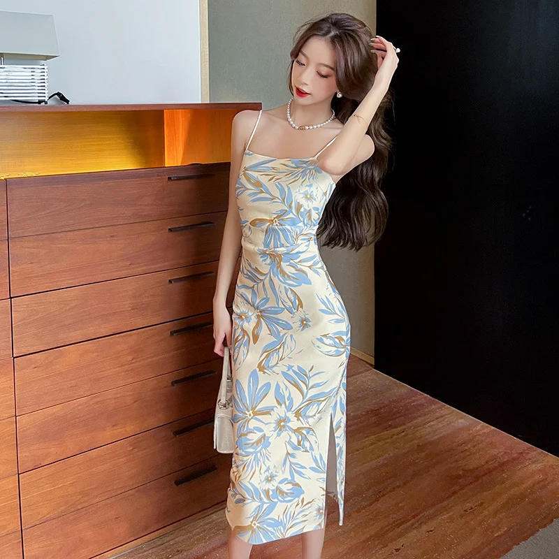 Robe imprimée à bretelles et taille marquée, parfaite pour un look tendance et élégant, idéale pour diverses occasions spéciales.
