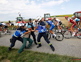 🎥 Protest breekt uit wanneer koploper van peloton tijdens koers door wagen omver wordt geknald