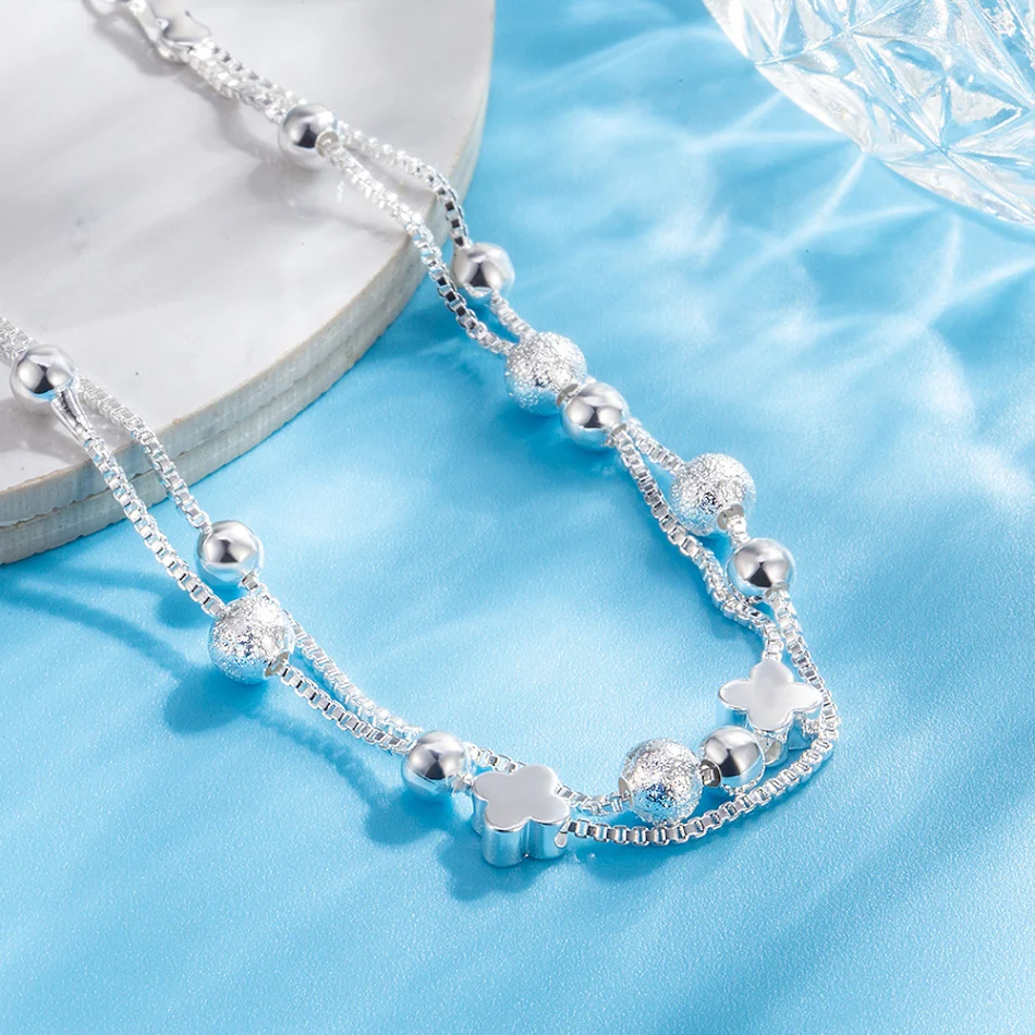 Bracelet Femme Simple à Double Couche avec Trèfle à Quatre Feuilles et Perles Rondes. Élégance discrète pour le quotidien.