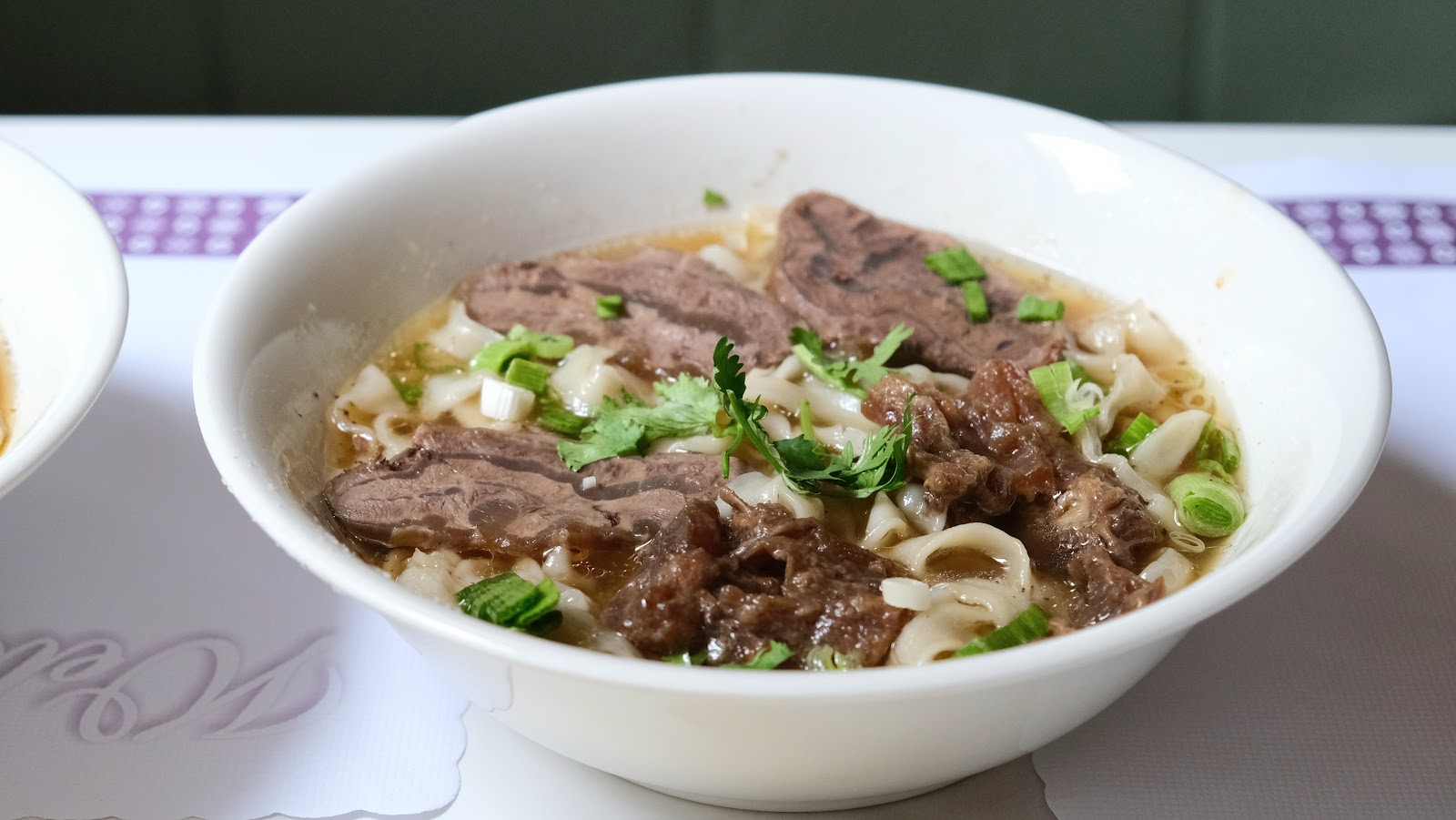 【寶聖瑞牛肉麵休閒餐廳】四號公園美食推薦！ 手工熬製湯頭牛肉麵、滷味拼盤，中永和宵夜聚會餐廳