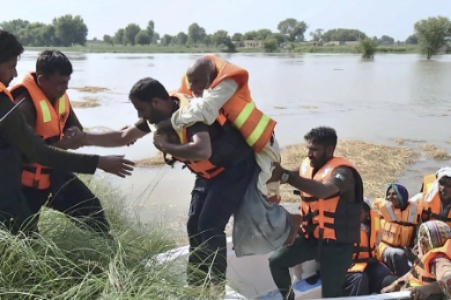 Spasioci evakuisali više od 100.000 ljudi iz područja pogođenih poplavama u Pakistanu