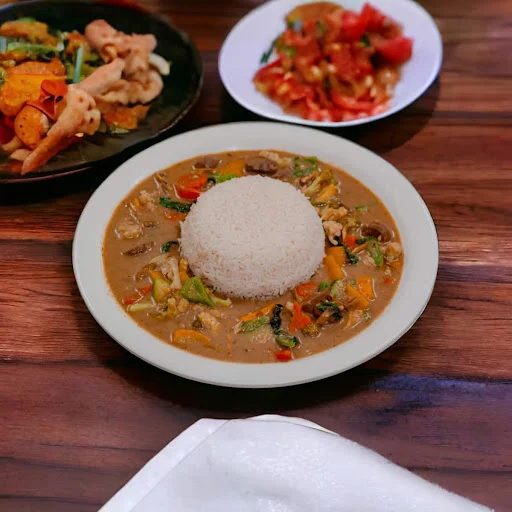 Chicken Thai Red Curry With Steamed Rice