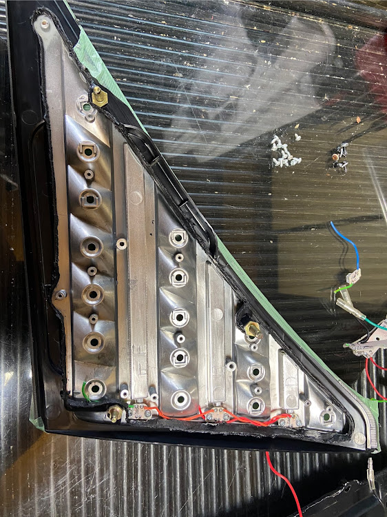 ヴェルファイアのヴァレンティ・テールカスタム・ワンオフ・シーケンシャルウインカー加工に関するカスタム事例の投稿画像3枚目