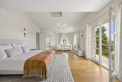 Villa with pool 4