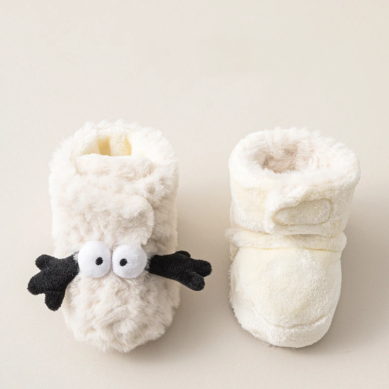 Chaussons épais et chauds pour bébés, semelle souple antidérapante. Idéales pour les tout-petits, confort et sécurité garantis.