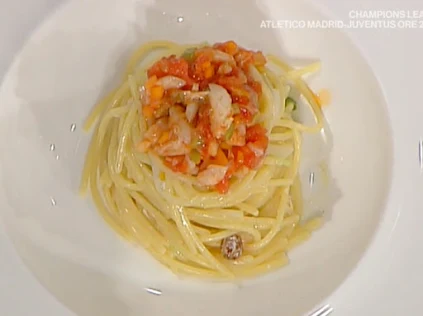 Spaghetti con trippetta di baccalà, pomodoro giallo e finocchietto