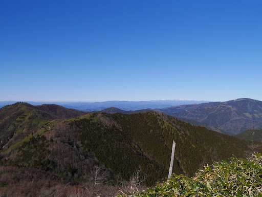 御前山（右）と寺田小屋山（左）、奥に白山