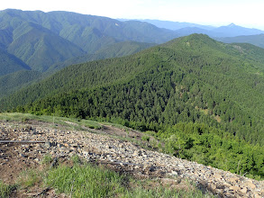 白土山（右手前）へ降りていく