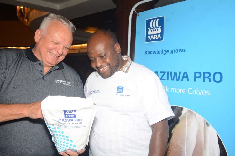 Richard Baker, Yara South Africa, MD explains to Peter Kiinama a farmer from Githunguri the benefits of using Maziwa Pro during the farmers training at a Nairobi Hotel
