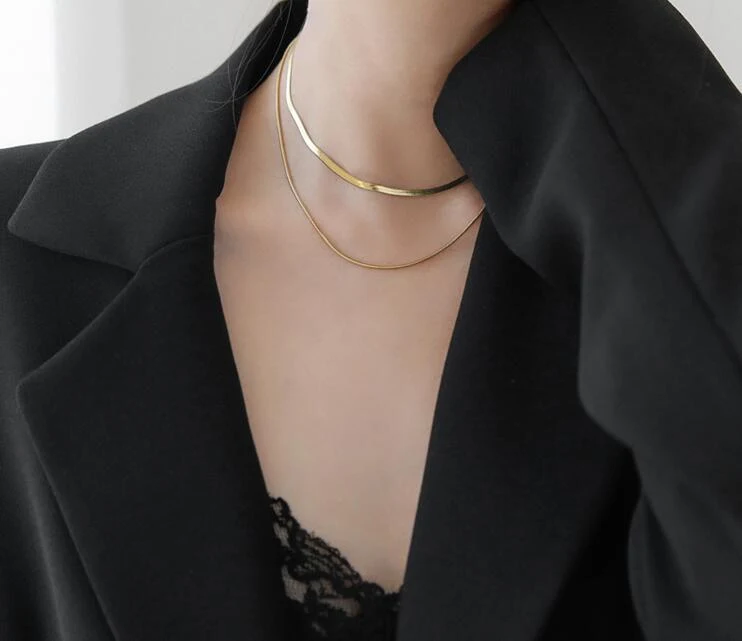 Gepersonaliseerde retro mode ontwerp dubbele laag slangenbotten ketting voor dames. Voeg een vleugje vintage flair toe aan je outfit met deze prachtige ketting.