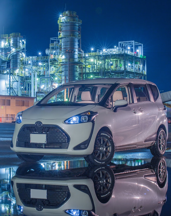 シエンタの#車写活・工場夜景と愛車・リフレクション撮影・そろそろ弄りたい・プチリフトアップに関するカスタム事例の投稿画像1枚目