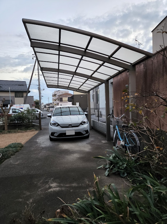 フィットの自宅の駐車場・武蔵野フーズ所沢工場に関するカスタム事例の投稿画像1枚目