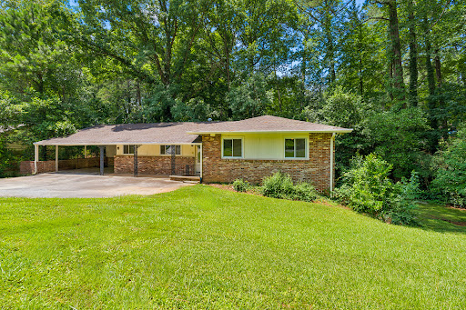 Buy this luxury house in Atlanta (United States) - House with carport and green lawn