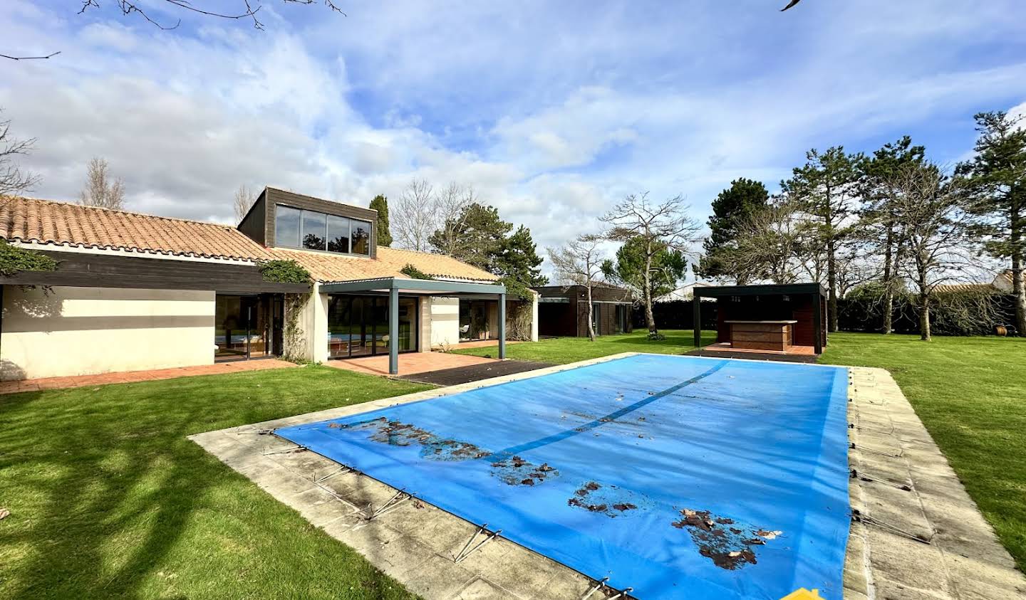 House with pool and terrace La Rochelle