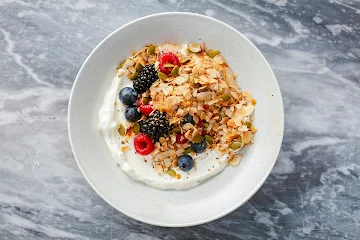 healthy-snacks-for-weight-loss-yogurt-bowl