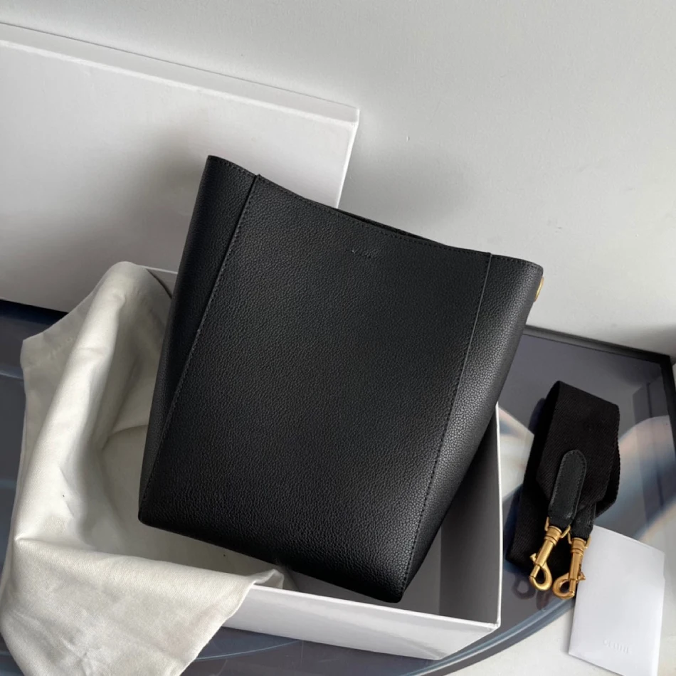 Grand sac à bandoulière en peau de vache, grande capacité, idéal pour transporter tout ce dont vous avez besoin avec style et confort, parfait pour le quotidien.
