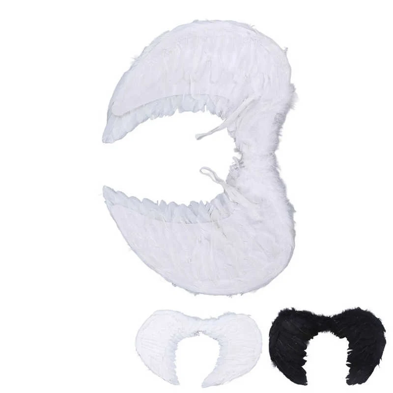 Ailes d'ange en plumes pour scène de Noël. Idéales pour les fêtes, les spectacles et les événements spéciaux pendant la saison festive.