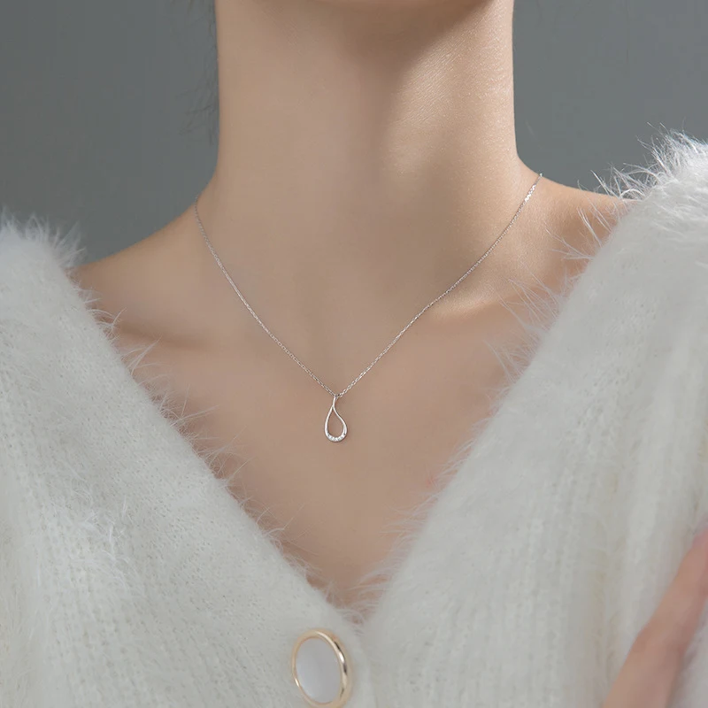 Title 3, Collier en argent creux en forme de goutte orné...