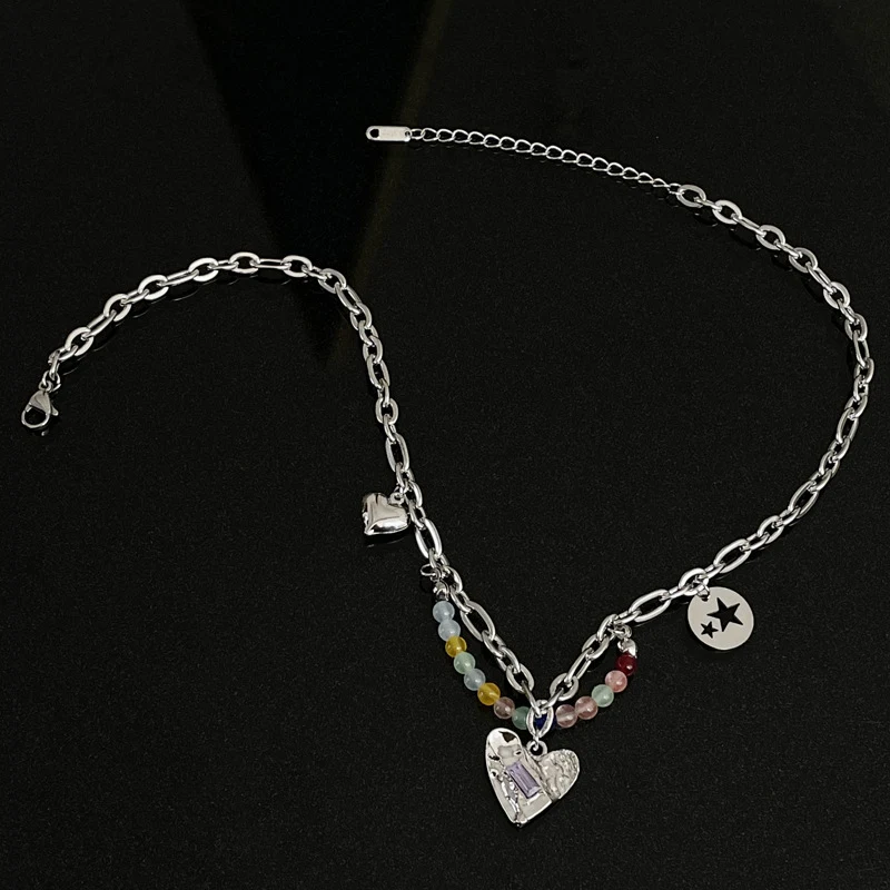 Colar de amor com contas coloridas para mulheres. Um acessório vibrante e significativo para expressar amor, estilo e personalidade.