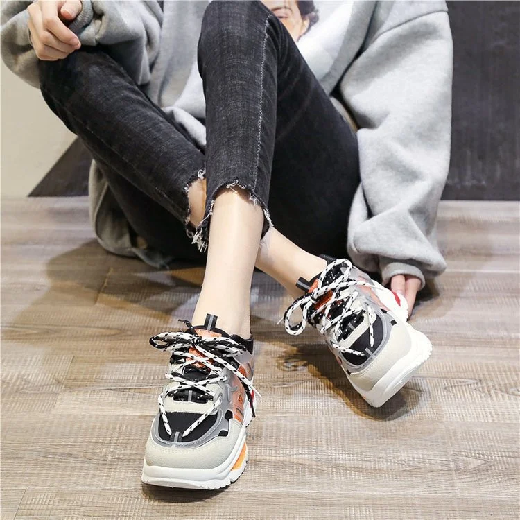 Tide witte schoenen voor studenten. Comfortabel en duurzaam, ideaal voor school en dagelijks gebruik. Perfect voor leerlingen.