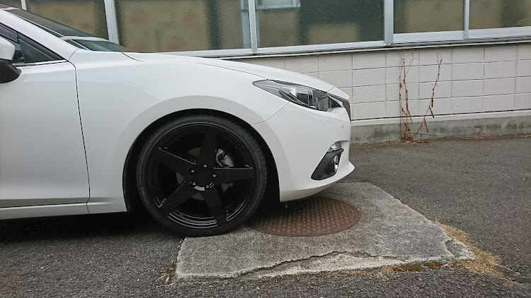 アクセラのタイヤ交換・ホイール交換・車高調整に関するカスタム事例の投稿画像2枚目
