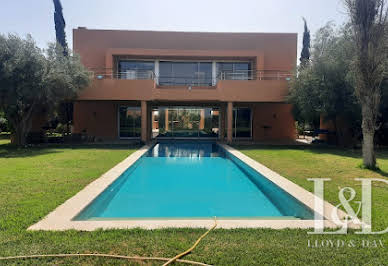 Villa with pool and garden 11