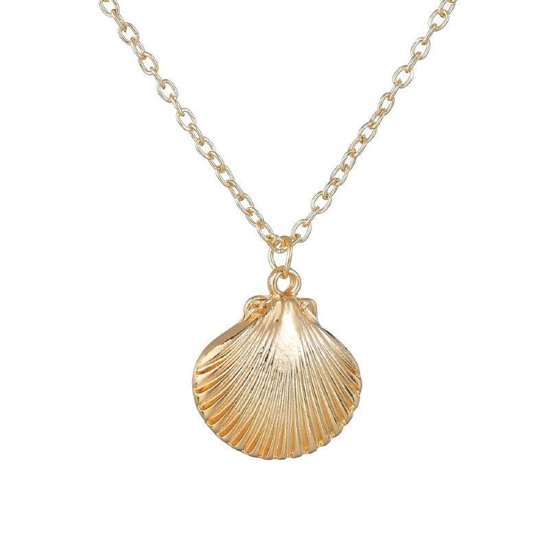 Collar con colgante de concha de vieira y caracol marino para un estilo costero elegante. Disfruta de la belleza del océano.