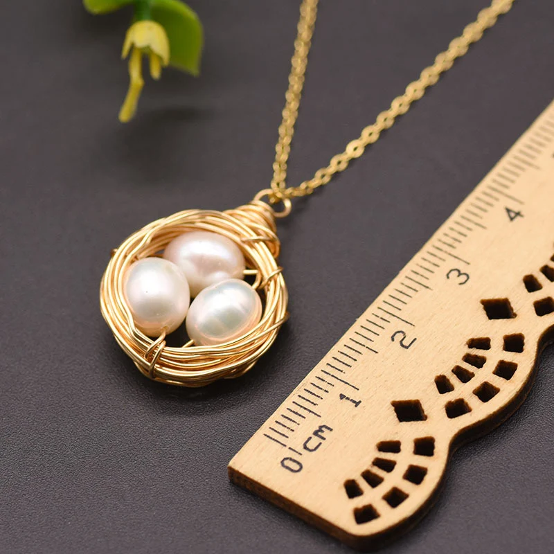 Collier pendentif nid d'oiseau enroulé de perles d'eau douce naturelles, un bijou élégant et unique, idéal comme cadeau ou pour tous les jours.